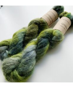 WestWooly Silke Mohair er blødt, lækkert og fyldigt garn, og det kan bruges til utallige formål som sweatre, sjaler og ikke mindst strik du ønsker at tilføre ekstra glans og kærlighed. Silke mohair er velegnet som følgetråd men kan også strikkes alene med 1 eller 2 tråde. Materiale: 72 % Superkidmohair, 28 % Morbærsilke Vejledende pinde: 3-4 mm Vejledende strikkefasthed: 32-40 masker pr 10 cm Løbelængde: 420 m pr fed a' 50 g Vaskeanvisning: håndvask, gerne i uldsæbe, kan centrifugeres i maskine – tørres liggende Jeg håndfarver alle fed i små partier, husk derfor at bestille fed nok til dit projekt Vær opmærksom på, at farven på billedet kan afvige en smule fra virkeligheden, da det afhænger af skærmens farvekalibrering. Der kan således  være nuanceforskelle fra skærm til skærm. 