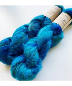 WestWooly Silke Mohair er blødt, lækkert og fyldigt garn, og det kan bruges til utallige formål som sweatre, sjaler og ikke mindst strik du ønsker at tilføre ekstra glans og kærlighed. Silke mohair er velegnet som følgetråd men kan også strikkes alene med 1 eller 2 tråde. Materiale: 72 % Superkidmohair, 28 % Morbærsilke Vejledende pinde: 3-4 mm Vejledende strikkefasthed: 32-40 masker pr 10 cm Løbelængde: 420 m pr fed a' 50 g Vaskeanvisning: håndvask, gerne i uldsæbe, kan centrifugeres i maskine – tørres liggende Jeg håndfarver alle fed i små partier, husk derfor at bestille fed nok til dit projekt Vær opmærksom på, at farven på billedet kan afvige en smule fra virkeligheden, da det afhænger af skærmens farvekalibrering. Der kan således  være nuanceforskelle fra skærm til skærm. 