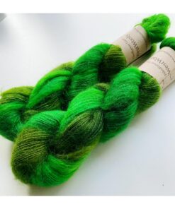 WestWooly Silke Mohair er blødt, lækkert og fyldigt garn, og det kan bruges til utallige formål som sweatre, sjaler og ikke mindst strik du ønsker at tilføre ekstra glans og kærlighed. Silke mohair er velegnet som følgetråd men kan også strikkes alene med 1 eller 2 tråde. Materiale: 72 % Superkidmohair, 28 % Morbærsilke Vejledende pinde: 3-4 mm Vejledende strikkefasthed: 32-40 masker pr 10 cm Løbelængde: 420 m pr fed a' 50 g Vaskeanvisning: håndvask, gerne i uldsæbe, kan centrifugeres i maskine – tørres liggende Jeg håndfarver alle fed i små partier, husk derfor at bestille fed nok til dit projekt Vær opmærksom på, at farven på billedet kan afvige en smule fra virkeligheden, da det afhænger af skærmens farvekalibrering. Der kan således  være nuanceforskelle fra skærm til skærm. 