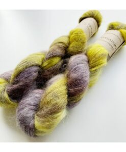 WestWooly Silke Mohair er blødt, lækkert og fyldigt garn, og det kan bruges til utallige formål som sweatre, sjaler og ikke mindst strik du ønsker at tilføre ekstra glans og kærlighed. Silke mohair er velegnet som følgetråd men kan også strikkes alene med 1 eller 2 tråde. Materiale: 72 % Superkidmohair, 28 % Morbærsilke Vejledende pinde: 3-4 mm Vejledende strikkefasthed: 32-40 masker pr 10 cm Løbelængde: 420 m pr fed a' 50 g Vaskeanvisning: håndvask, gerne i uldsæbe, kan centrifugeres i maskine – tørres liggende Jeg håndfarver alle fed i små partier, husk derfor at bestille fed nok til dit projekt Vær opmærksom på, at farven på billedet kan afvige en smule fra virkeligheden, da det afhænger af skærmens farvekalibrering. Der kan således  være nuanceforskelle fra skærm til skærm. 