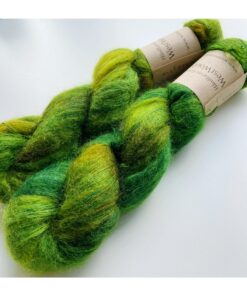 WestWooly Silke Mohair er blødt, lækkert og fyldigt garn, og det kan bruges til utallige formål som sweatre, sjaler og ikke mindst strik du ønsker at tilføre ekstra glans og kærlighed. Silke mohair er velegnet som følgetråd men kan også strikkes alene med 1 eller 2 tråde. Materiale: 72 % Superkidmohair, 28 % Morbærsilke Vejledende pinde: 3-4 mm Vejledende strikkefasthed: 32-40 masker pr 10 cm Løbelængde: 420 m pr fed a' 50 g Vaskeanvisning: håndvask, gerne i uldsæbe, kan centrifugeres i maskine – tørres liggende Jeg håndfarver alle fed i små partier, husk derfor at bestille fed nok til dit projekt Vær opmærksom på, at farven på billedet kan afvige en smule fra virkeligheden, da det afhænger af skærmens farvekalibrering. Der kan således  være nuanceforskelle fra skærm til skærm. 