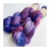 WestWooly Silke Mohair er blødt, lækkert og fyldigt garn, og det kan bruges til utallige formål som sweatre, sjaler og ikke mindst strik du ønsker at tilføre ekstra glans og kærlighed. Silke mohair er velegnet som følgetråd men kan også strikkes alene med 1 eller 2 tråde. Materiale: 72 % Superkidmohair, 28 % Morbærsilke Vejledende pinde: 3-4 mm Vejledende strikkefasthed: 32-40 masker pr 10 cm Løbelængde: 420 m pr fed a' 50 g Vaskeanvisning: håndvask, gerne i uldsæbe, kan centrifugeres i maskine – tørres liggende Jeg håndfarver alle fed i små partier, husk derfor at bestille fed nok til dit projekt Vær opmærksom på, at farven på billedet kan afvige en smule fra virkeligheden, da det afhænger af skærmens farvekalibrering. Der kan således  være nuanceforskelle fra skærm til skærm. 