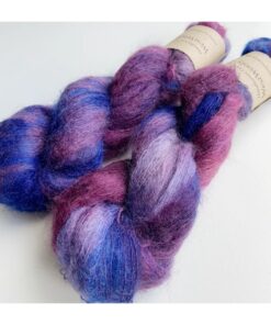 WestWooly Silke Mohair er blødt, lækkert og fyldigt garn, og det kan bruges til utallige formål som sweatre, sjaler og ikke mindst strik du ønsker at tilføre ekstra glans og kærlighed. Silke mohair er velegnet som følgetråd men kan også strikkes alene med 1 eller 2 tråde. Materiale: 72 % Superkidmohair, 28 % Morbærsilke Vejledende pinde: 3-4 mm Vejledende strikkefasthed: 32-40 masker pr 10 cm Løbelængde: 420 m pr fed a' 50 g Vaskeanvisning: håndvask, gerne i uldsæbe, kan centrifugeres i maskine – tørres liggende Jeg håndfarver alle fed i små partier, husk derfor at bestille fed nok til dit projekt Vær opmærksom på, at farven på billedet kan afvige en smule fra virkeligheden, da det afhænger af skærmens farvekalibrering. Der kan således  være nuanceforskelle fra skærm til skærm. 