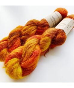 WestWooly Silke Mohair er blødt, lækkert og fyldigt garn, og det kan bruges til utallige formål som sweatre, sjaler og ikke mindst strik du ønsker at tilføre ekstra glans og kærlighed. Silke mohair er velegnet som følgetråd men kan også strikkes alene med 1 eller 2 tråde. Materiale: 72 % Superkidmohair, 28 % Morbærsilke Vejledende pinde: 3-4 mm Vejledende strikkefasthed: 32-40 masker pr 10 cm Løbelængde: 420 m pr fed a' 50 g Vaskeanvisning: håndvask, gerne i uldsæbe, kan centrifugeres i maskine – tørres liggende Jeg håndfarver alle fed i små partier, husk derfor at bestille fed nok til dit projekt Vær opmærksom på, at farven på billedet kan afvige en smule fra virkeligheden, da det afhænger af skærmens farvekalibrering. Der kan således  være nuanceforskelle fra skærm til skærm. 