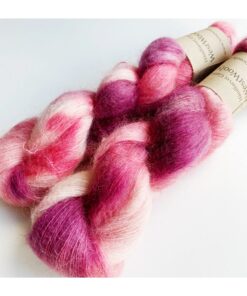 WestWooly Silke Mohair er blødt, lækkert og fyldigt garn, og det kan bruges til utallige formål som sweatre, sjaler og ikke mindst strik du ønsker at tilføre ekstra glans og kærlighed. Silke mohair er velegnet som følgetråd men kan også strikkes alene med 1 eller 2 tråde. Materiale: 72 % Superkidmohair, 28 % Morbærsilke Vejledende pinde: 3-4 mm Vejledende strikkefasthed: 32-40 masker pr 10 cm Løbelængde: 420 m pr fed a' 50 g Vaskeanvisning: håndvask, gerne i uldsæbe, kan centrifugeres i maskine – tørres liggende Jeg håndfarver alle fed i små partier, husk derfor at bestille fed nok til dit projekt Vær opmærksom på, at farven på billedet kan afvige en smule fra virkeligheden, da det afhænger af skærmens farvekalibrering. Der kan således  være nuanceforskelle fra skærm til skærm. 