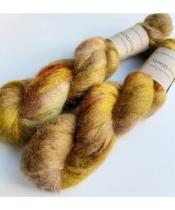 WestWooly SilkeMohair er blødt, lækkert og fyldigt garn, og det kan bruges til utallige formål som sweatre, sjaler og ikke mindst strik du ønsker at tilføre ekstra glans og kærlighed. Silke mohair er velegnet som følgetråd men kan også strikkes alene med 1 eller 2 tråde. Materiale: 72 % Superkidmohair, 28 % Morbærsilke Vejledende pinde: 3-4 mm Vejledende strikkefasthed: 32-40 masker pr 10 cm Løbelængde: 420 m pr fed a' 50 g Vaskeanvisning: håndvask, gerne i uldsæbe, kan centrifugeres i maskine – tørres liggende Jeg håndfarver alle fed i små partier, husk derfor at bestille fed nok til dit projekt Vær opmærksom på, at farven på billedet kan afvige en smule fra virkeligheden, da det afhænger af skærmens farvekalibrering. Der kan således  være nuanceforskelle fra skærm til skærm. 