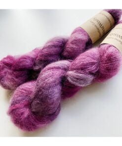 WestWooly Silke Mohair er blødt, lækkert og fyldigt garn, og det kan bruges til utallige formål som sweatre, sjaler og ikke mindst strik du ønsker at tilføre ekstra glans og kærlighed. Silke mohair er velegnet som følgetråd men kan også strikkes alene med 1 eller 2 tråde. Materiale: 72 % Superkidmohair, 28 % Morbærsilke Vejledende pinde: 3-4 mm Vejledende strikkefasthed: 32-40 masker pr 10 cm Løbelængde: 420 m pr fed a' 50 g Vaskeanvisning: håndvask, gerne i uldsæbe, kan centrifugeres i maskine – tørres liggende Jeg håndfarver alle fed i små partier, husk derfor at bestille fed nok til dit projekt Vær opmærksom på, at farven på billedet kan afvige en smule fra virkeligheden, da det afhænger af skærmens farvekalibrering. Der kan således  være nuanceforskelle fra skærm til skærm. 