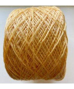 WestWooly Tencel er meget behageligt garn bestående af 100 % Tencel, der er dannet af træfibre Garnet er vegetabilsk, vegansk og temperatur regulerende med en glans som silke. Dette garn passer dertil  perfekt som alternativ til silkegarn typer. Materiale: 100 % Tencel Vejledende pinde: 2-3,5 mm Strikkefasthed: 28-36 masker / 10 cm Løbelængde: 400 meter / 100 g Vaskeanvisning: håndvask 30 grader/uldvask i maskine- tørres liggende Jeg håndfarver alle fed i små partier, husk derfor at bestille fed nok til dit projekt, så du får nøjagtigt samme udtryk i hele arbejdet. Vær opmærksom på, at farven på billedet kan afvige en smule fra virkeligheden, da det afhænger af skærmens farvekalibrering. Der kan således også være nuanceforskelle fra skærm til skærm. Håndfarvet garn er et spændende og interessant materiale at arbejde med.  Alle fed er farvet i hånden og helt unikke.Derfor vil der opleves forskelle i de enkelte fed.Når du strikker med håndfarvet garn, kan du med fordel strikke med to forskellige nøgler på samme tid. Strik eks. 2-5 omgange med hvert nøgle, hvormed du  