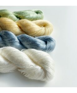 WestWooly Tencel er meget behageligt garn bestående af 100 % Tencel, der er dannet af træfibre Garnet er vegetabilsk, vegansk og temperatur regulerende med en glans som silke. Dette garn passer dertil  perfekt som alternativ til silkegarn typer. Materiale: 100 % Tencel Vejledende pinde: 2-3,5 mm Strikkefasthed: 28-36 masker / 10 cm Løbelængde: 400 meter / 100 g Vaskeanvisning: håndvask 30 grader/uldvask i maskine- tørres liggende Jeg håndfarver alle fed i små partier, husk derfor at bestille fed nok til dit projekt, så du får nøjagtigt samme udtryk i hele arbejdet. Vær opmærksom på, at farven på billedet kan afvige en smule fra virkeligheden, da det afhænger af skærmens farvekalibrering. Der kan således også være nuanceforskelle fra skærm til skærm. Håndfarvet garn er et spændende og interessant materiale at arbejde med.  Alle fed er farvet i hånden og helt unikke.Derfor vil der opleves forskelle i de enkelte fed.Når du strikker med håndfarvet garn, kan du med fordel strikke med to forskellige nøgler på samme tid. Strik eks. 2-5 omgange med hvert nøgle, hvormed du  