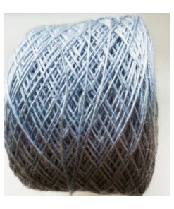 WestWooly Tencel er meget behageligt garn bestående af 100 % Tencel, der er dannet af træfibre Garnet er vegetabilsk, vegansk og temperatur regulerende med en glans som silke. Dette garn passer dertil  perfekt som alternativ til silkegarn typer. Materiale: 100 % Tencel Vejledende pinde: 2-3,5 mm Strikkefasthed: 28-36 masker / 10 cm Løbelængde: 400 meter / 100 g Vaskeanvisning: håndvask 30 grader/uldvask i maskine- tørres liggende Jeg håndfarver alle fed i små partier, husk derfor at bestille fed nok til dit projekt, så du får nøjagtigt samme udtryk i hele arbejdet. Vær opmærksom på, at farven på billedet kan afvige en smule fra virkeligheden, da det afhænger af skærmens farvekalibrering. Der kan således også være nuanceforskelle fra skærm til skærm. Håndfarvet garn er et spændende og interessant materiale at arbejde med.  Alle fed er farvet i hånden og helt unikke.Derfor vil der opleves forskelle i de enkelte fed.Når du strikker med håndfarvet garn, kan du med fordel strikke med to forskellige nøgler på samme tid. Strik eks. 2-5 omgange med hvert nøgle, hvormed du  
