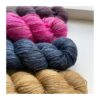 WestWooly Merino/ Hør 360 SW, er et blødt, lækkert og robust garn, og det kan bruges til mange formål som sweatre, sjaler og ikke mindst strik til børn. Dertil er dette hørgarn meget velegnet til dig, der let får det alt for varmt i andre former for strik, da hør er temperaturregulerende og kølende. Her får du et kit med 4 fed Garnet er hårdt spundet af lange og bløde fibre og er er dertil velegnet til sensitive og uldsarte. Materiale: 90 % merino (19, 5 mic), 10 % hør Vejledende pinde: 2,5-4 mm Vejledende strikkefasthed: 28-36 masker på 10 cm Løbelængde: 360 m pr fed a' 100 g Vaskeanvisning: håndvask, gerne i uldsæbe, kan centrifugeres i maskine – tørres liggende Vær opmærksom på, at farven på billedet kan afvige en smule fra virkeligheden, da det afhænger af skærmens farvekalibrering. Der kan således også være nuanceforskelle fra skærm til skærm. Håndfarvet garn er et spændende og interessant materiale at arbejde med.  Alle fed er farvet i hånden og helt unikke.Derfor vil der opleves forskelle i de enkelte fed. Når du strikker med håndfarvet garn, kan du med fordel strikke med to forskellige nøgler på samme tid. Strik eks. 2-5 omgange med hvert nøgle, hvormed du  "mixer" nøglerne og dermed undgår, at der vil ses farveforskelle fra det ene fed til et andet