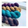 Håndfarvet Bluefaced Leicester SW 100 g/400 m/ strikkekit med 4 fed 2 WestWooly Bluefaced Leicester SW er et blødt, lækkert og robust garn, og det kan bruges til utallige formål som sweatre, sjaler og ikke mindst strik til børn. Bluefaced Leicester er en britisk fårerace og garnet er i folkemunde kaldet Britisk Kasmir Her et strikkekit med 4 farver, perfekt til en sommertop, sjal eller eks. en Scrappy striber Materiale: Bluefaced Leicester 100 % Vejledende pinde: 3,5-4,5 mm Vejledende strikkefasthed: 22-30 masker pr 10 cm Løbelængde: 400 m pr fed a' 100 g x 4 Vaskeanvisning: håndvask, gerne i i uldsæbe, centrifugeres i maskine, tørres liggende Jeg håndfarver alle fed i små partier, husk derfor at bestille fed nok til dit projekt Håndfarvet garn er et spændende og interessant materiale at arbejde med. Alle fed er farvet i hånden og helt unikke.Derfor vil der opleves forskelle i de enkelte fed. Når du strikker med håndfarvet garn, kan du med fordel strikke med to forskellige nøgler på samme tid. Strik eks. 2-5 omgange med hvert nøgle, hvormed du "mixer" nøglerne og dermed undgår, at der vil ses farveforskelle fra det ene fed til et andet Vær opmærksom på, at farven på billedet kan afvige en smule fra virkeligheden, da det afhænger af skærmens farvekalibrering. Der kan således også være nuanceforskelle fra skærm til skærm.