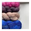 Håndfarvet Merino/Hør 360 SW / strikkekit 2, m/ 4 fed 3 WestWooly Merino/ Hør 360 SW, er et blødt, lækkert og robust garn, og det kan bruges til mange formål som sweatre, sjaler og ikke mindst strik til børn. Dertil er dette hørgarn meget velegnet til dig, der let får det alt for varmt i andre former for strik, da hør er temperaturregulerende og kølende. Her får du et kit med 4 fed Garnet er hårdt spundet af lange og bløde fibre og er er dertil velegnet til sensitive og uldsarte. Materiale: 90 % merino (19, 5 mic), 10 % hør Vejledende pinde: 2,5-4 mm Vejledende strikkefasthed: 28-36 masker på 10 cm Løbelængde: 360 m pr fed a' 100 g Vaskeanvisning: håndvask, gerne i uldsæbe, kan centrifugeres i maskine – tørres liggende Vær opmærksom på, at farven på billedet kan afvige en smule fra virkeligheden, da det afhænger af skærmens farvekalibrering. Der kan således også være nuanceforskelle fra skærm til skærm. Håndfarvet garn er et spændende og interessant materiale at arbejde med. Alle fed er farvet i hånden og helt unikke.Derfor vil der opleves forskelle i de enkelte fed. Når du strikker med håndfarvet garn, kan du med fordel strikke med to forskellige nøgler på samme tid. Strik eks. 2-5 omgange med hvert nøgle, hvormed du