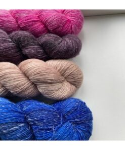 WestWooly Merino/ Hør 360 SW, er et blødt, lækkert og robust garn, og det kan bruges til mange formål som sweatre, sjaler og ikke mindst strik til børn. Dertil er dette hørgarn meget velegnet til dig, der let får det alt for varmt i andre former for strik, da hør er temperaturregulerende og kølende. Her får du et kit med 4 fed Garnet er hårdt spundet af lange og bløde fibre og er er dertil velegnet til sensitive og uldsarte. Materiale: 90 % merino (19, 5 mic), 10 % hør Vejledende pinde: 2,5-4 mm Vejledende strikkefasthed: 28-36 masker på 10 cm Løbelængde: 360 m pr fed a' 100 g Vaskeanvisning: håndvask, gerne i uldsæbe, kan centrifugeres i maskine – tørres liggende Vær opmærksom på, at farven på billedet kan afvige en smule fra virkeligheden, da det afhænger af skærmens farvekalibrering. Der kan således også være nuanceforskelle fra skærm til skærm. Håndfarvet garn er et spændende og interessant materiale at arbejde med.  Alle fed er farvet i hånden og helt unikke.Derfor vil der opleves forskelle i de enkelte fed. Når du strikker med håndfarvet garn, kan du med fordel strikke med to forskellige nøgler på samme tid. Strik eks. 2-5 omgange med hvert nøgle, hvormed du  
