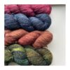 Håndfarvet Merino/Hør 360 SW / strikkekit 5, m/ 4 fed 2 WestWooly Merino/ Hør 360 SW, er et blødt, lækkert og robust garn, og det kan bruges til mange formål som sweatre, sjaler og ikke mindst strik til børn. Dertil er dette hørgarn meget velegnet til dig, der let får det alt for varmt i andre former for strik, da hør er temperaturregulerende og kølende. Her får du et kit med 4 fed Garnet er hårdt spundet af lange og bløde fibre og er er dertil velegnet til sensitive og uldsarte. Materiale: 90 % merino (19, 5 mic), 10 % hør Vejledende pinde: 2,5-4 mm Vejledende strikkefasthed: 28-36 masker på 10 cm Løbelængde: 360 m pr fed a' 100 g Vaskeanvisning: håndvask, gerne i uldsæbe, kan centrifugeres i maskine – tørres liggende Vær opmærksom på, at farven på billedet kan afvige en smule fra virkeligheden, da det afhænger af skærmens farvekalibrering. Der kan således også være nuanceforskelle fra skærm til skærm. Håndfarvet garn er et spændende og interessant materiale at arbejde med. Alle fed er farvet i hånden og helt unikke.Derfor vil der opleves forskelle i de enkelte fed. Når du strikker med håndfarvet garn, kan du med fordel strikke med to forskellige nøgler på samme tid. Strik eks. 2-5 omgange med hvert nøgle, hvormed du