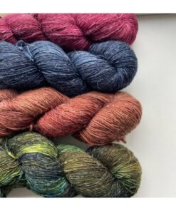 WestWooly Merino/ Hør 360 SW, er et blødt, lækkert og robust garn, og det kan bruges til mange formål som sweatre, sjaler og ikke mindst strik til børn. Dertil er dette hørgarn meget velegnet til dig, der let får det alt for varmt i andre former for strik, da hør er temperaturregulerende og kølende. Her får du et kit med 4 fed Garnet er hårdt spundet af lange og bløde fibre og er er dertil velegnet til sensitive og uldsarte. Materiale: 90 % merino (19, 5 mic), 10 % hør Vejledende pinde: 2,5-4 mm Vejledende strikkefasthed: 28-36 masker på 10 cm Løbelængde: 360 m pr fed a' 100 g Vaskeanvisning: håndvask, gerne i uldsæbe, kan centrifugeres i maskine – tørres liggende Vær opmærksom på, at farven på billedet kan afvige en smule fra virkeligheden, da det afhænger af skærmens farvekalibrering. Der kan således også være nuanceforskelle fra skærm til skærm. Håndfarvet garn er et spændende og interessant materiale at arbejde med. Alle fed er farvet i hånden og helt unikke.Derfor vil der opleves forskelle i de enkelte fed. Når du strikker med håndfarvet garn, kan du med fordel strikke med to forskellige nøgler på samme tid. Strik eks. 2-5 omgange med hvert nøgle, hvormed du