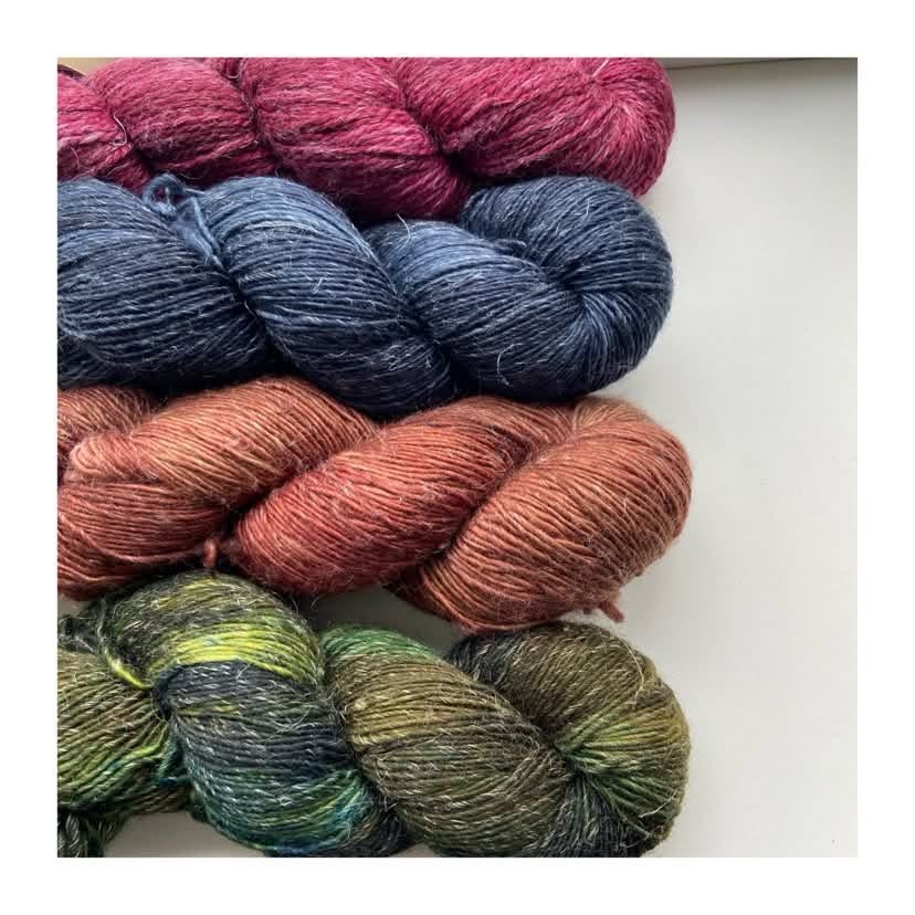 Håndfarvet Merino/Hør 360 SW / strikkekit 5, m/ 4 fed 1 WestWooly Merino/ Hør 360 SW, er et blødt, lækkert og robust garn, og det kan bruges til mange formål som sweatre, sjaler og ikke mindst strik til børn. Dertil er dette hørgarn meget velegnet til dig, der let får det alt for varmt i andre former for strik, da hør er temperaturregulerende og kølende. Her får du et kit med 4 fed Garnet er hårdt spundet af lange og bløde fibre og er er dertil velegnet til sensitive og uldsarte. Materiale: 90 % merino (19, 5 mic), 10 % hør Vejledende pinde: 2,5-4 mm Vejledende strikkefasthed: 28-36 masker på 10 cm Løbelængde: 360 m pr fed a' 100 g Vaskeanvisning: håndvask, gerne i uldsæbe, kan centrifugeres i maskine – tørres liggende Vær opmærksom på, at farven på billedet kan afvige en smule fra virkeligheden, da det afhænger af skærmens farvekalibrering. Der kan således også være nuanceforskelle fra skærm til skærm. Håndfarvet garn er et spændende og interessant materiale at arbejde med. Alle fed er farvet i hånden og helt unikke.Derfor vil der opleves forskelle i de enkelte fed. Når du strikker med håndfarvet garn, kan du med fordel strikke med to forskellige nøgler på samme tid. Strik eks. 2-5 omgange med hvert nøgle, hvormed du