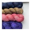 Håndfarvet Merino/Hør 360 SW / strikkekit 7, m/ 4 fed 2 WestWooly Merino/ Hør 360 SW, er et blødt, lækkert og robust garn, og det kan bruges til mange formål som sweatre, sjaler og ikke mindst strik til børn. Dertil er dette hørgarn meget velegnet til dig, der let får det alt for varmt i andre former for strik, da hør er temperaturregulerende og kølende. Her får du et kit med 4 fed Garnet er hårdt spundet af lange og bløde fibre og er er dertil velegnet til sensitive og uldsarte. Materiale: 90 % merino (19, 5 mic), 10 % hør Vejledende pinde: 2,5-4 mm Vejledende strikkefasthed: 28-36 masker på 10 cm Løbelængde: 360 m pr fed a' 100 g Vaskeanvisning: håndvask, gerne i uldsæbe, kan centrifugeres i maskine – tørres liggende Vær opmærksom på, at farven på billedet kan afvige en smule fra virkeligheden, da det afhænger af skærmens farvekalibrering. Der kan således også være nuanceforskelle fra skærm til skærm. Håndfarvet garn er et spændende og interessant materiale at arbejde med. Alle fed er farvet i hånden og helt unikke.Derfor vil der opleves forskelle i de enkelte fed. Når du strikker med håndfarvet garn, kan du med fordel strikke med to forskellige nøgler på samme tid. Strik eks. 2-5 omgange med hvert nøgle, hvormed du