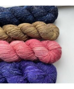WestWooly Merino/ Hør 360 SW, er et blødt, lækkert og robust garn, og det kan bruges til mange formål som sweatre, sjaler og ikke mindst strik til børn. Dertil er dette hørgarn meget velegnet til dig, der let får det alt for varmt i andre former for strik, da hør er temperaturregulerende og kølende. Her får du et kit med 4 fed Garnet er hårdt spundet af lange og bløde fibre og er er dertil velegnet til sensitive og uldsarte. Materiale: 90 % merino (19, 5 mic), 10 % hør Vejledende pinde: 2,5-4 mm Vejledende strikkefasthed: 28-36 masker på 10 cm Løbelængde: 360 m pr fed a' 100 g Vaskeanvisning: håndvask, gerne i uldsæbe, kan centrifugeres i maskine – tørres liggende Vær opmærksom på, at farven på billedet kan afvige en smule fra virkeligheden, da det afhænger af skærmens farvekalibrering. Der kan således også være nuanceforskelle fra skærm til skærm. Håndfarvet garn er et spændende og interessant materiale at arbejde med. Alle fed er farvet i hånden og helt unikke.Derfor vil der opleves forskelle i de enkelte fed. Når du strikker med håndfarvet garn, kan du med fordel strikke med to forskellige nøgler på samme tid. Strik eks. 2-5 omgange med hvert nøgle, hvormed du
