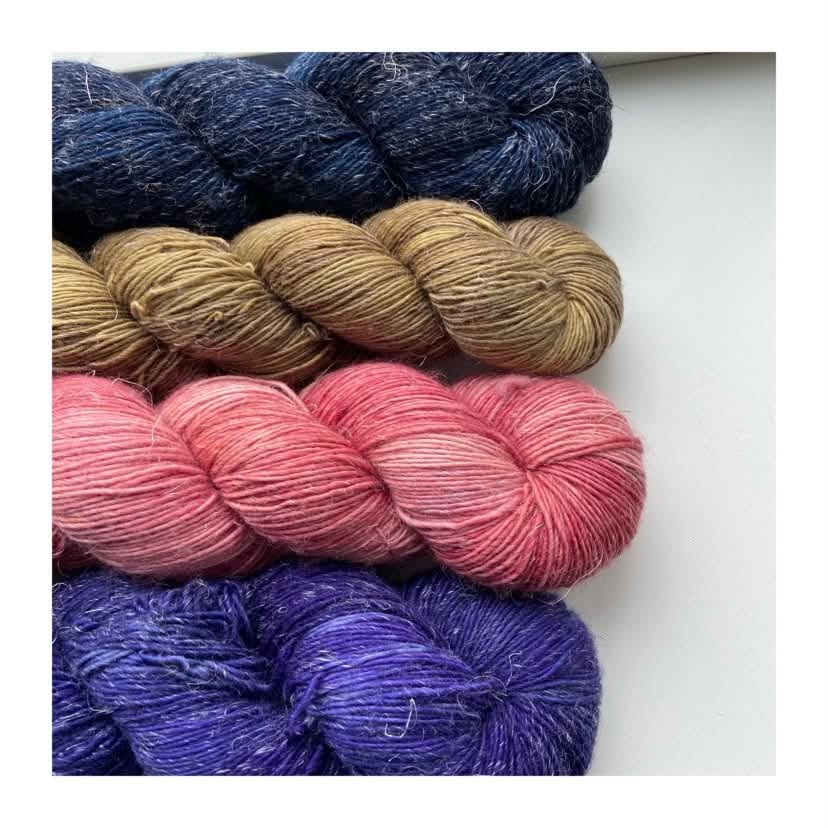 Håndfarvet Merino/Hør 360 SW / strikkekit 7, m/ 4 fed 1 WestWooly Merino/ Hør 360 SW, er et blødt, lækkert og robust garn, og det kan bruges til mange formål som sweatre, sjaler og ikke mindst strik til børn. Dertil er dette hørgarn meget velegnet til dig, der let får det alt for varmt i andre former for strik, da hør er temperaturregulerende og kølende. Her får du et kit med 4 fed Garnet er hårdt spundet af lange og bløde fibre og er er dertil velegnet til sensitive og uldsarte. Materiale: 90 % merino (19, 5 mic), 10 % hør Vejledende pinde: 2,5-4 mm Vejledende strikkefasthed: 28-36 masker på 10 cm Løbelængde: 360 m pr fed a' 100 g Vaskeanvisning: håndvask, gerne i uldsæbe, kan centrifugeres i maskine – tørres liggende Vær opmærksom på, at farven på billedet kan afvige en smule fra virkeligheden, da det afhænger af skærmens farvekalibrering. Der kan således også være nuanceforskelle fra skærm til skærm. Håndfarvet garn er et spændende og interessant materiale at arbejde med. Alle fed er farvet i hånden og helt unikke.Derfor vil der opleves forskelle i de enkelte fed. Når du strikker med håndfarvet garn, kan du med fordel strikke med to forskellige nøgler på samme tid. Strik eks. 2-5 omgange med hvert nøgle, hvormed du