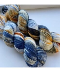Forside 5 Merino Single er et blødt og lækkert garn, spundet i en enkelt tråd 100% merinould. Garnets har en struktur, der gør hvert enkelt fed unikt og farverne fordeler sig meget smukt. Garnet er superwash-behandlet og kan derfor bruges til mange formål men mest af alt som en følgetråd, der kan skabe dit helt eget udtryk i dit arbejde. Denne følgetråd skaber et farvespil som et håndfarvet garn og er perfekt til at benytte sammen med et ensfarvet garn og måske garn fra dit lager? Garnet er håndfarvet i små partier, hvorfor ikke to fed er ens. Husk at købe garn nok til dit projekt, så du er sikker på at få fed fra samme indfarvning. Merino Singles kan med fordel strikkes sammen med en følgetråd Silk Mohair. Strikkes garnet på rundpind, uden mønster, vil det kunne opleves at arbejdet drejer, hvilket modvirkes ved at strikke med en følgetråd eller undgå rundpind Garnet er fed a’ 100 gram Fiberindhold: 100% superwash merino Anbefalet pind: 2,5-3 mm Strikkefasthed: 26-28 m / 10 cm pind 2,5-3 Løbelængde: ca. 650 meter / 100 g Vaskeanvisning: håndvask 30 grader (gerne uldsæbe) slynges i maskine, tørres liggende Vær opmærksom på, at farven på billedet kan afvige en smule fra virkeligheden, da det afhænger af skærmens farvekalibrering. Der vil derfor kunne ses nuanceforskelle fra skærm til skærm.